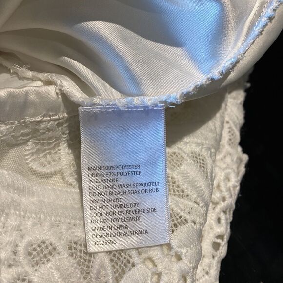 White layers of lace zipper back skirt size 0 - Picture 4 of 7